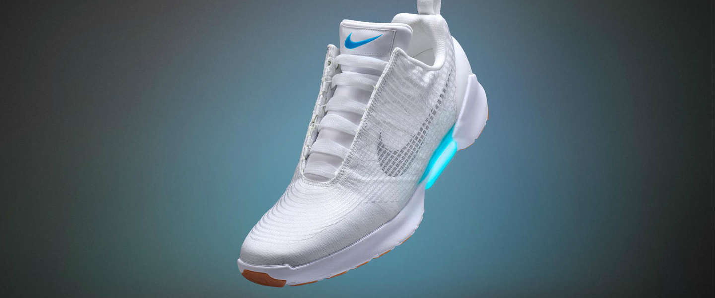 Deze nieuwe Nike schoen strikt automatisch je veters.