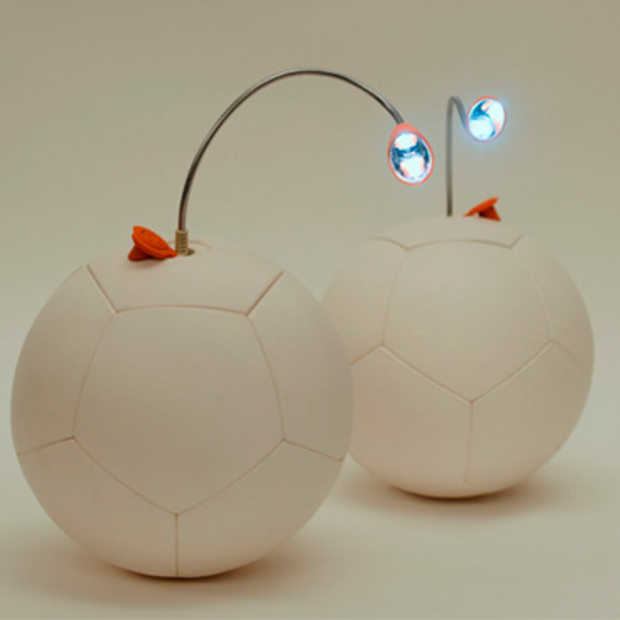 De SOCCKET: een voetbal die elektriciteit opwekt terwijl je ermee speelt