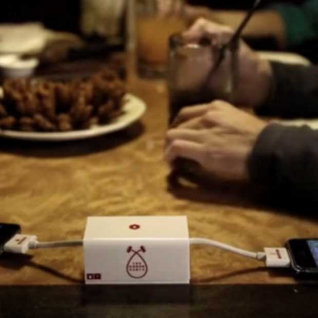 Donor Cable campaign promoot bloeddonatie: doneer je batterijleven aan een smartphone 'in nood'